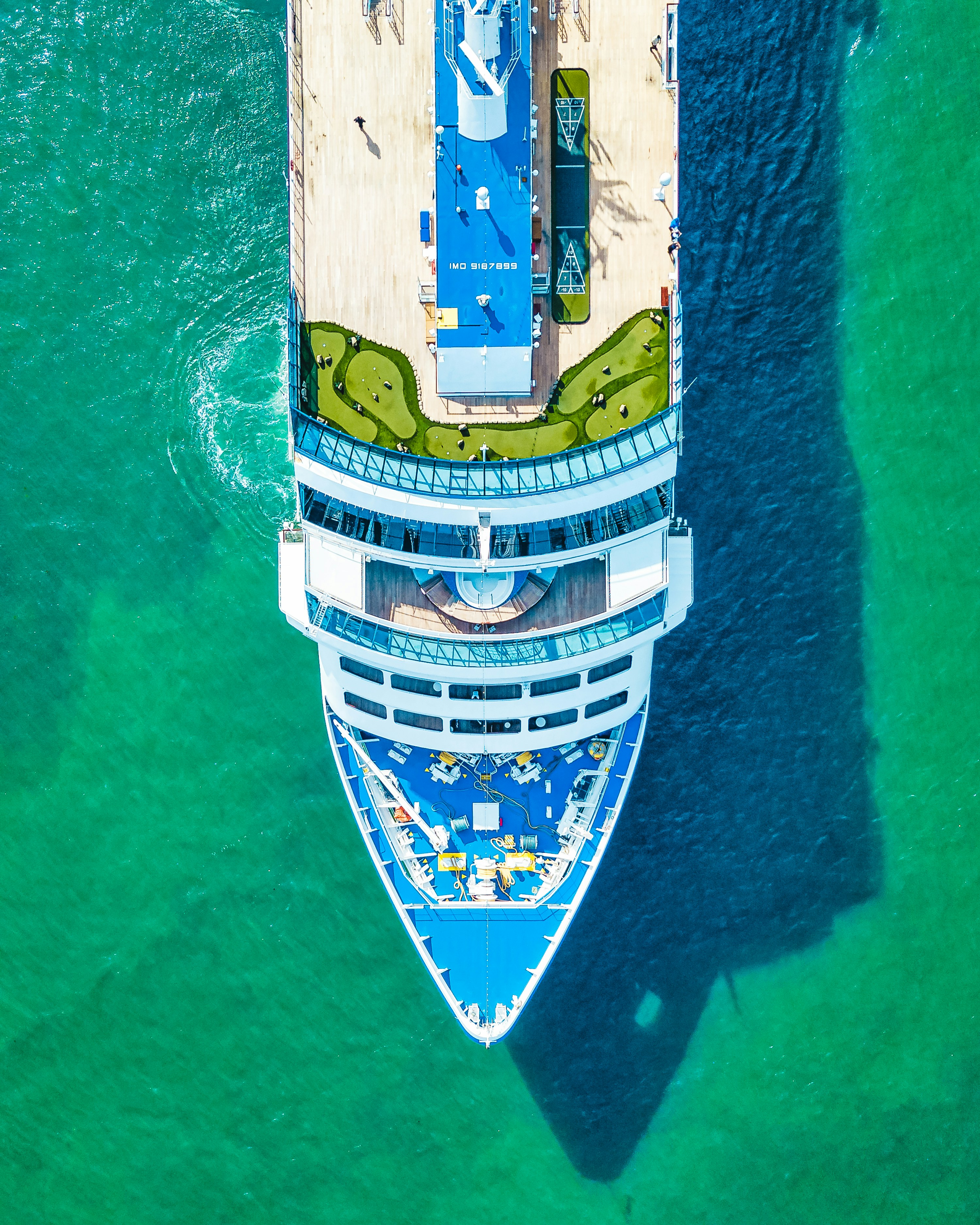 Crucero navegando en mar abierto